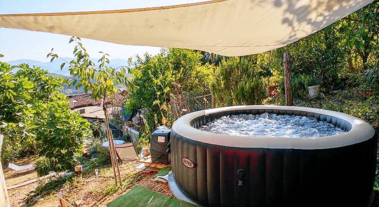 Chalet with hot tub | Pet-friendly — photo 4