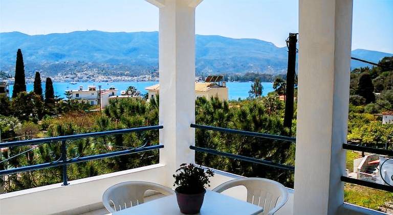Holiday apartment with patio & garden — photo 3
