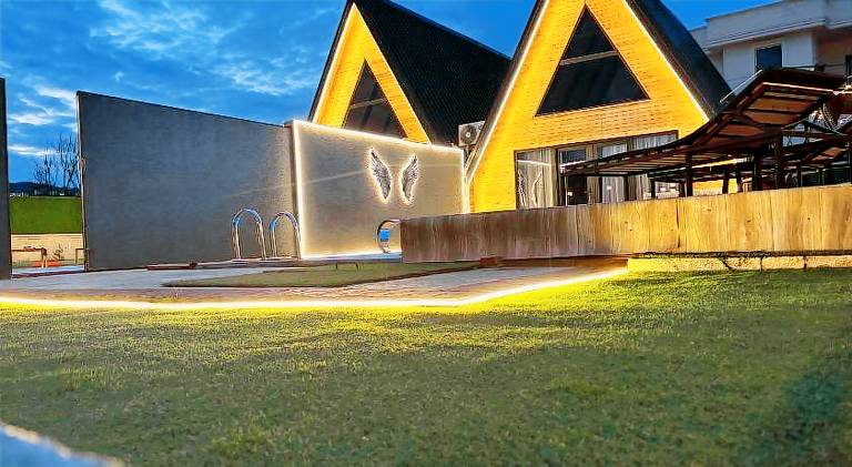 Villa with pool — photo 5