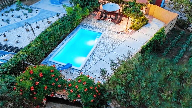 Villa with BBQ, private pool & yard — photo 4