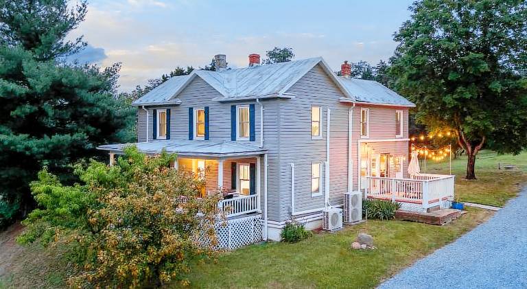 Vacation home with hot tub | Pets are welcome in Shenandoah, MD