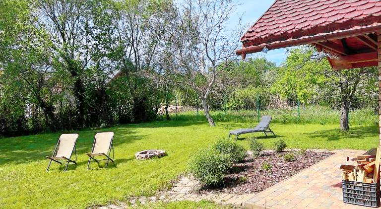 Apartment with patio, yard & barbeque — photo 4