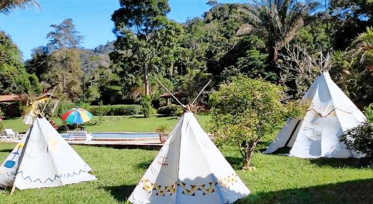 Lodge with yard & pool — photo 4