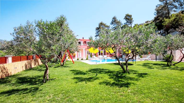 Villa with private pool, barbecue & yard — photo 4