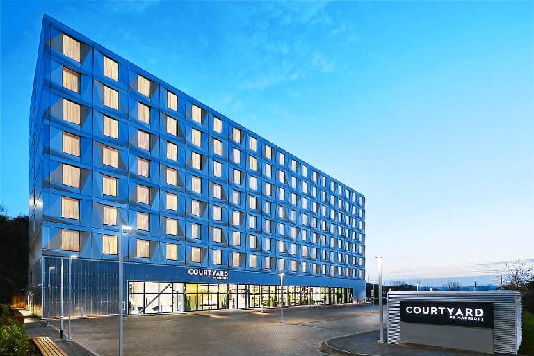 Courtyard by Marriott Luton Airport in Luton