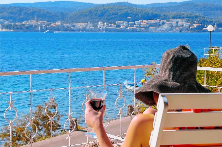 Fully equipped wonderful rental apartment with barbeque, terrace & yard | Beach view | Dogs allowed — photo 3