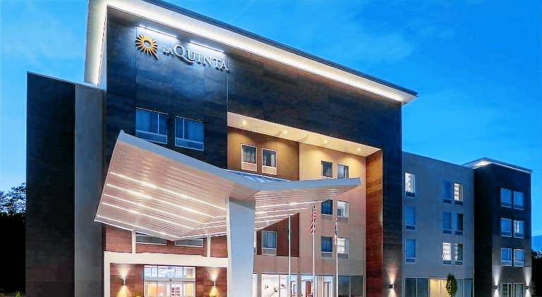 La Quinta Inn & Suites by Wyndham Greensboro Arpt High Point — photo 2