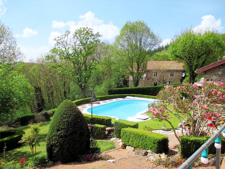 Gite with terrace, pool & yard | Pet-friendly — photo 4