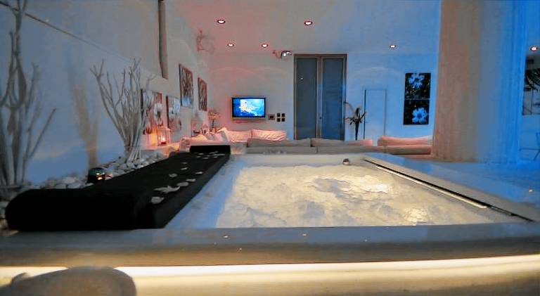 Holiday apartment with jacuzzi in Alezio