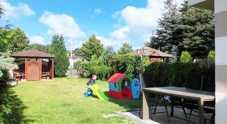 Rental apartment with yard, BBQ & patio — photo 4