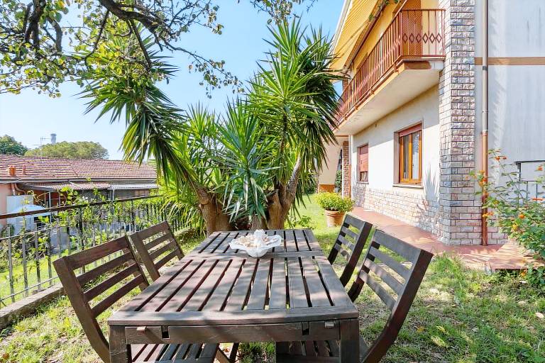 Apartment 'Felda' with Private Garden, Wi-Fi and Air Conditioning in Vezzano Ligure