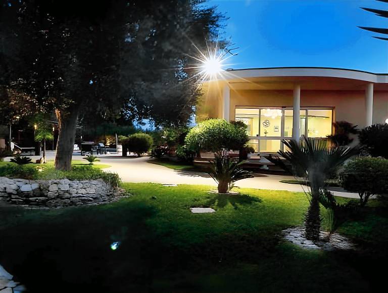 Serviced apartment with jacuzzi, garden & pool in Giurdignano