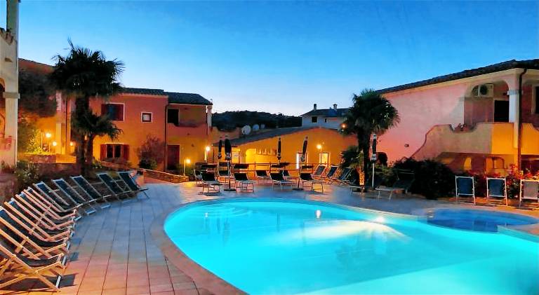 Serviced apartment with yard, hot tub & barbeque — photo 2