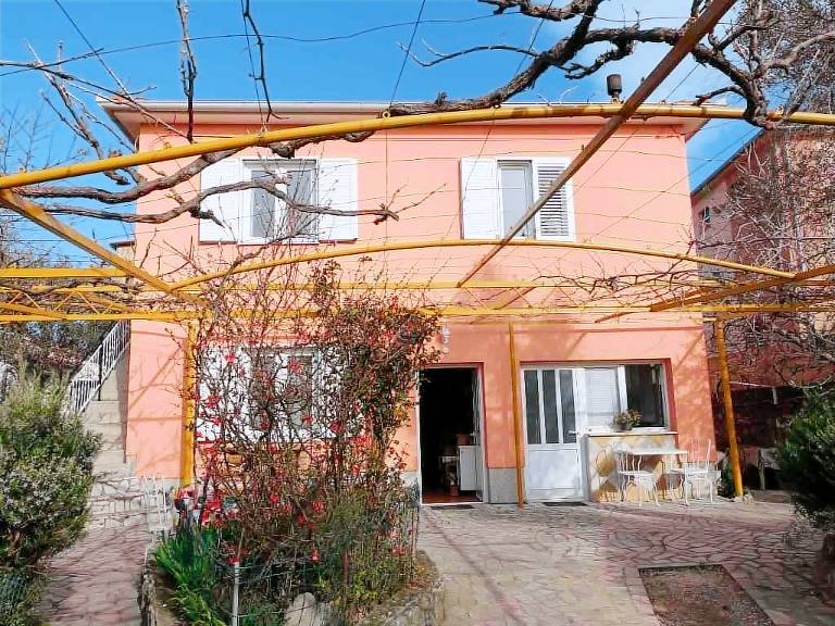 Apartment with barbecue, terrace & yard | Pets allowed — photo 3