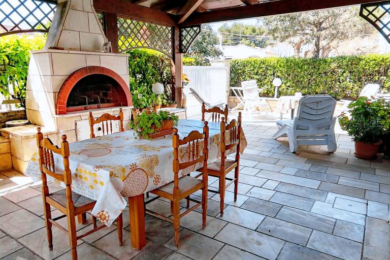 Villa with BBQ, patio & garden | Beach view — photo 2