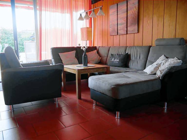 House with patio, yard & barbeque — photo 2