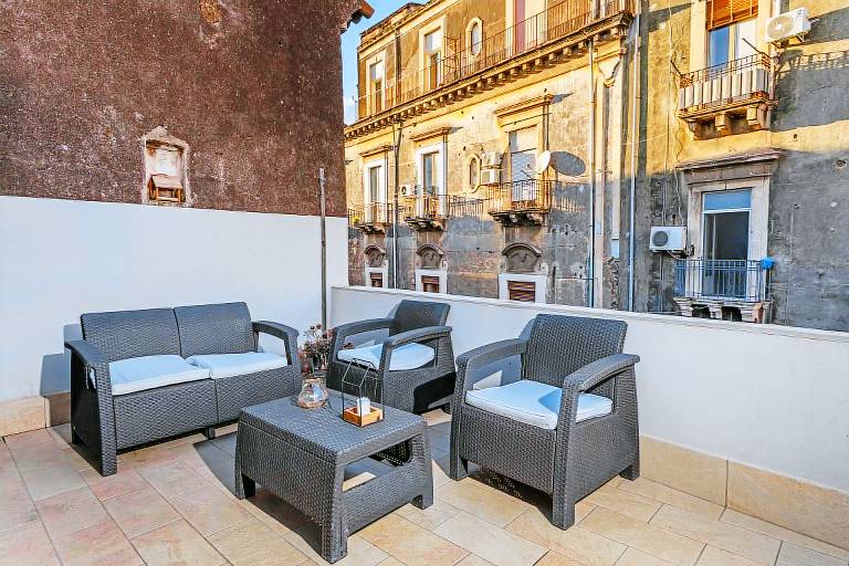 Fully equipped beautiful apartment with patio & fast internet | Next to Monastery of San Nicolò l'Arena | City view | Good for workation | Pets allowed in Catania