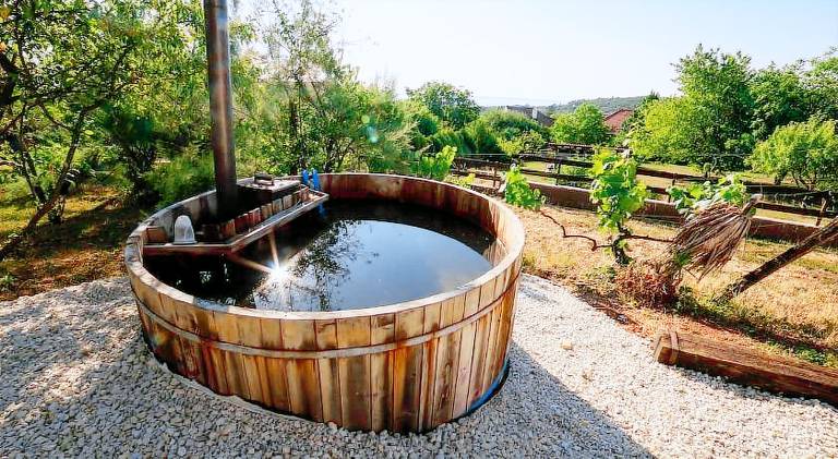House with terrace, jacuzzi & garden | Pet-friendly — photo 4