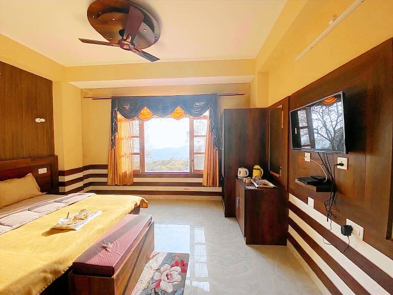 Apartment with yard in Shimla