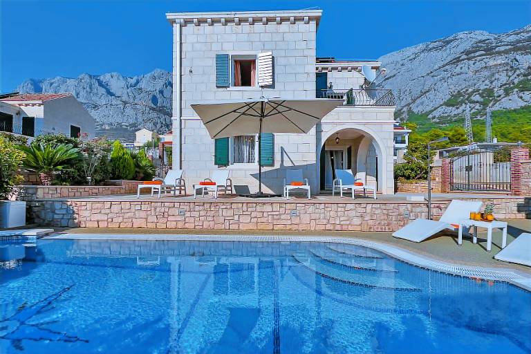 Family-friendly wonderful villa with patio, barbeque & yard | Dogs allowed — photo 2