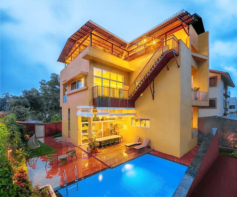 Beautiful bungalow with pool, barbecue & garden | Perfect for remote work | Dogs allowed in Nashik