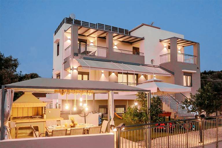 Villa with grill, private pool & patio — photo 2