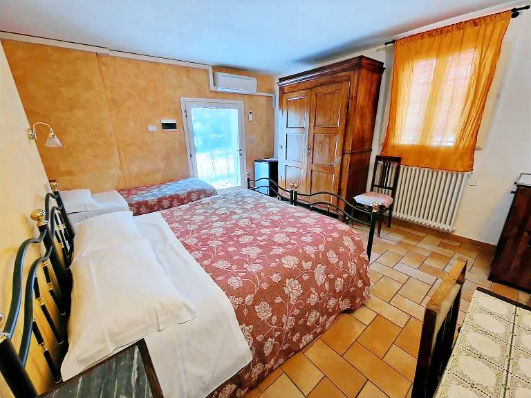 La Sabbiona - Agriturismo, ristorante, alloggi e cantina: Camera KAKI - matrimoniale o doppia al piano terra con bagno, tv e aria condizionata - colazione a richiesta — photo 3