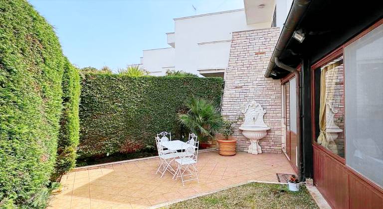 House with pool — photo 4