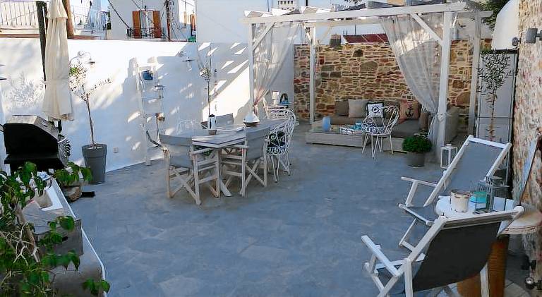 Wonderful rental apartment with patio | Pets are welcome in Syros