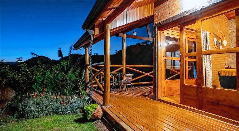Lodge with yard | Pets allowed — photo 2