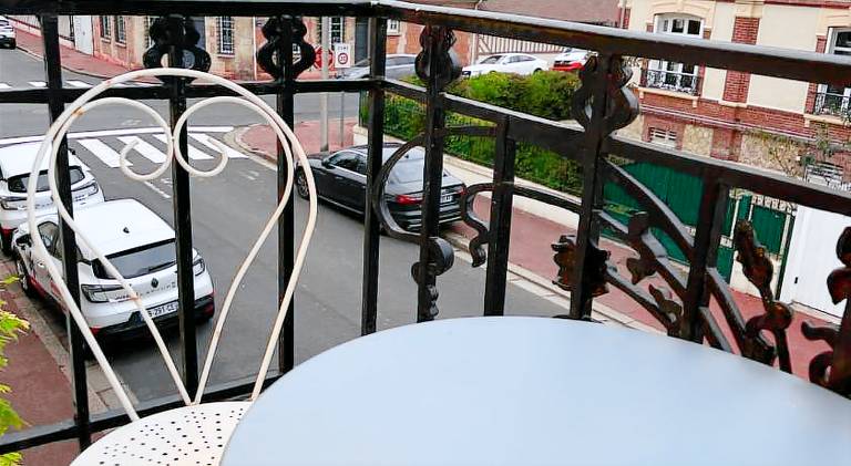 Apartment with patio — photo 4