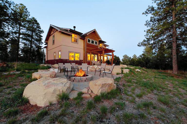 Custom Home - 3 Acres - 9 Min to DGO - Hot Tub/Fire Pit/Ping Pong/Arcade Game — photo 2
