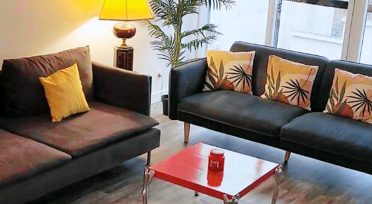 Holiday apartment with 3 rooms for 6 persons in Suresnes