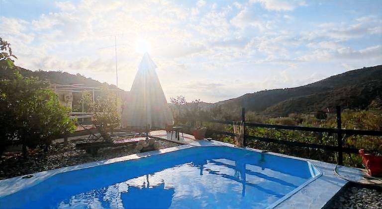 Fully equipped lovely vacation home with barbecue, yard & private pool | Dogs allowed — photo 2