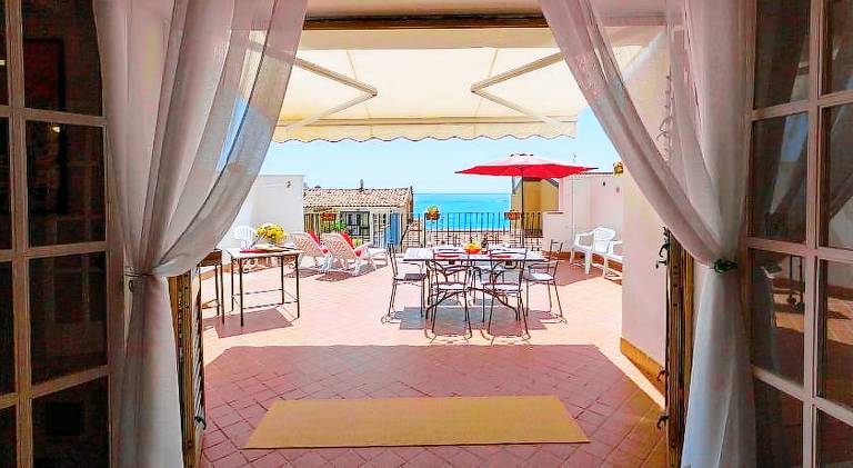 Rental apartment with terrace & BBQ | Next to the beach | Good for workation | Dogs allowed in Taormina