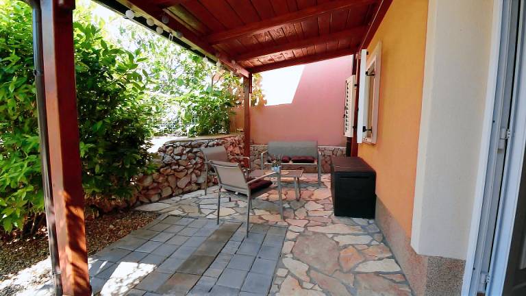 Villa with barbeque, yard & patio | Pets allowed — photo 4
