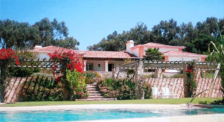 Fully equipped ample house with patio, barbeque & private pool | Good for workation | Dogs allowed in Cascais