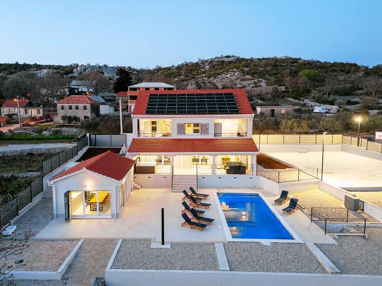 Fully equipped house with yard, jacuzzi & terrace | Nature view | Pets are welcome in Seget
