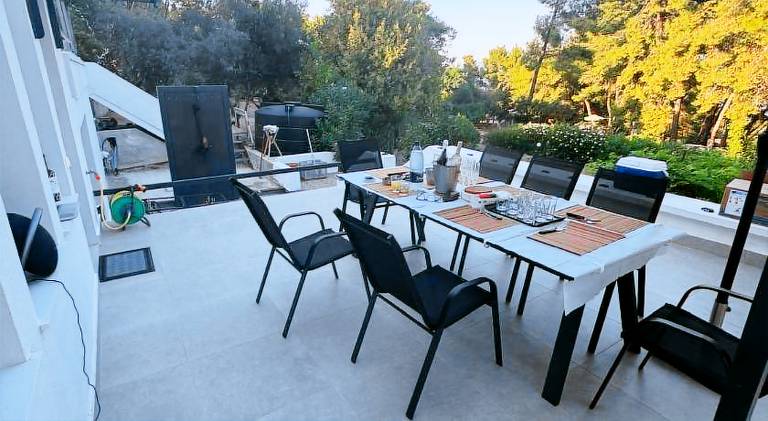 Vacation home with terrace, barbecue & yard — photo 4