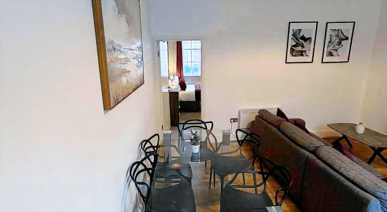 Spacious 4 Bedroom Apartment with Terrace Liverpool by StaySavvy Accommodation — photo 2