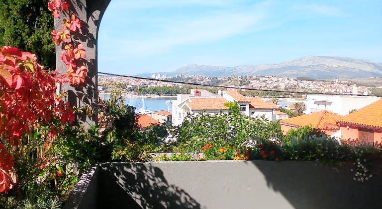 Apartment with yard & terrace — photo 2