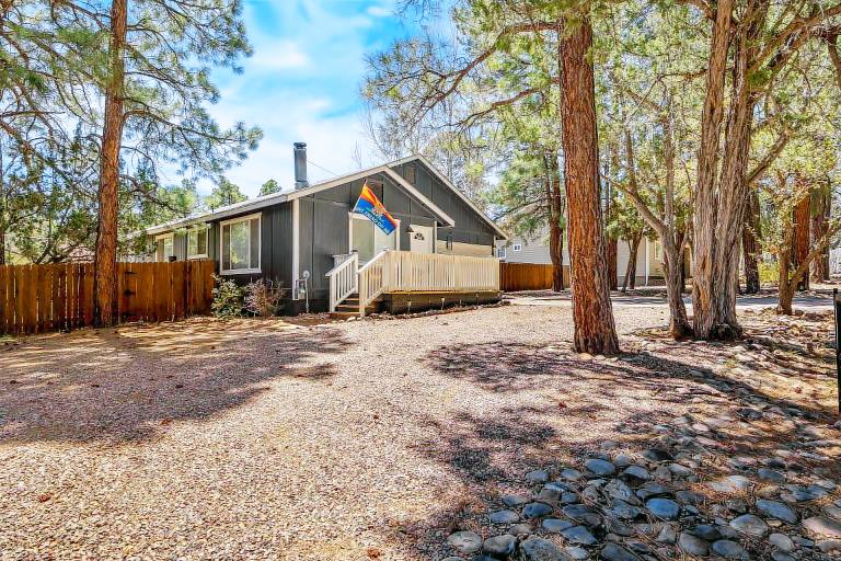 1 Mile to Lake: Wooded Retreat w/ Deck! — photo 4