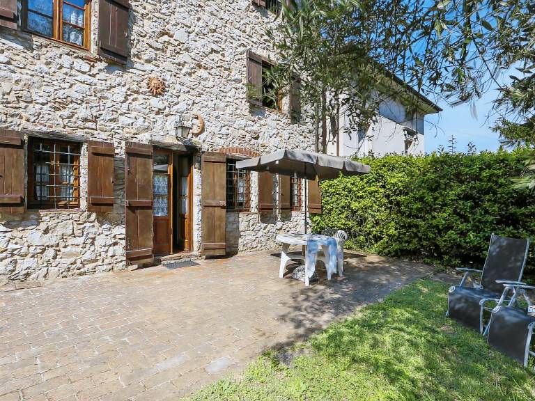 Vacation home with patio, grill & garden — photo 2