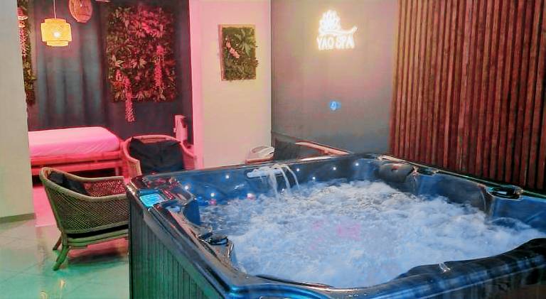 Apartment with jacuzzi in Senlis