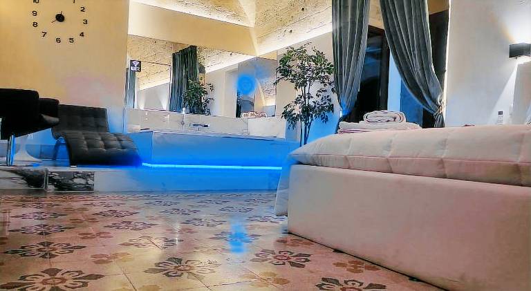 Vacation home with jacuzzi & pool — photo 2