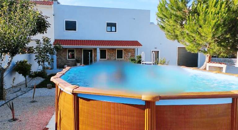 House with garden, private pool & barbeque in Leiria