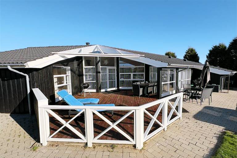 House with barbecue, terrace & jacuzzi — photo 2