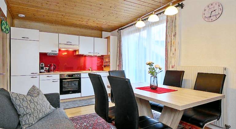 Rental apartment with yard, barbeque & patio — photo 2