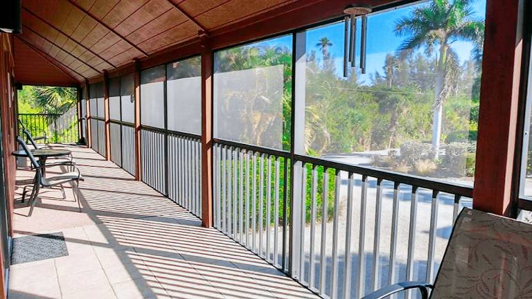 3BR Retreat with Wrap-Around Lanai and Private Beach - Pet Friendly - Signal Inn 15 — photo 2