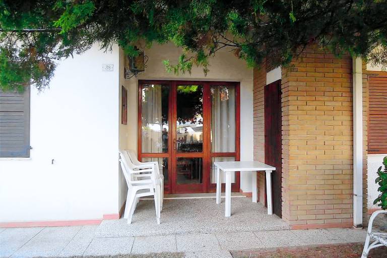 Apartment with patio & yard | Dogs allowed — photo 4